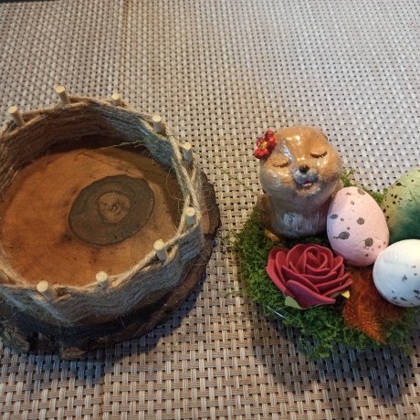 Süße Osterdeko auf Baumscheiben