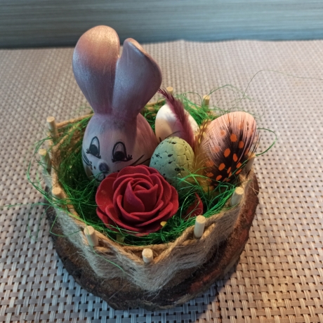 Süße Osterdeko auf Baumscheiben