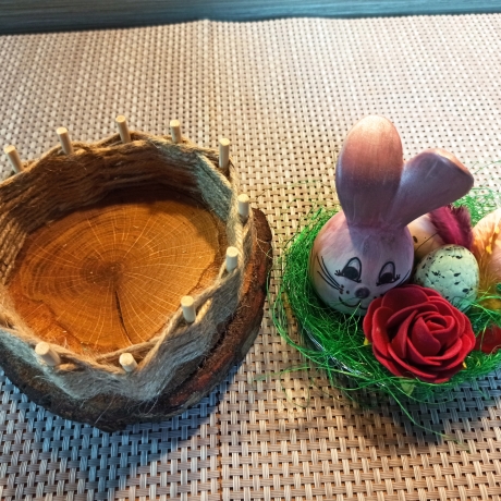 Süße Osterdeko auf Baumscheiben