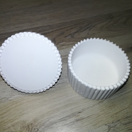 kleine Dose mit Rillen aus Keraflott, weiß, handmade