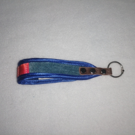 Handarbeit USB- Schlüsselanhänger Unikat blau plüsch lila robust