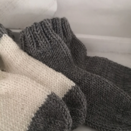 Babysöckchen gestrickt Babysocken Geschenk Geburt 0-3 Monate