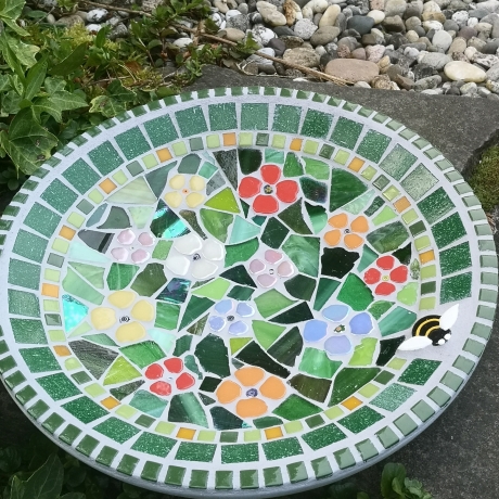Beton Vogeltränke Mosaik Wasserschale Blumenwiese Biene