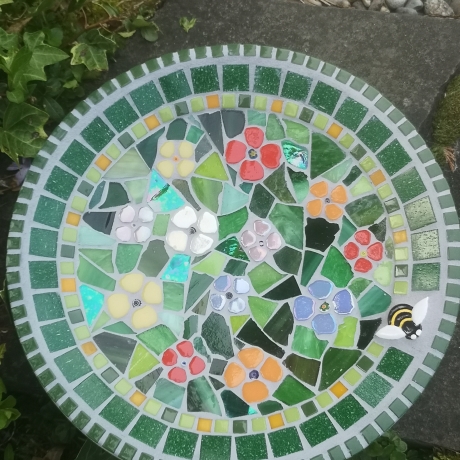 Beton Vogeltränke Mosaik Wasserschale Blumenwiese Biene