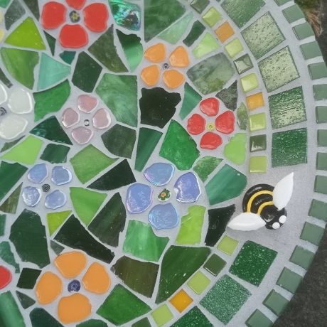 Beton Vogeltränke Mosaik Wasserschale Blumenwiese Biene
