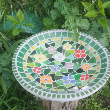 Beton Vogeltränke Mosaik Wasserschale Blumenwiese Biene