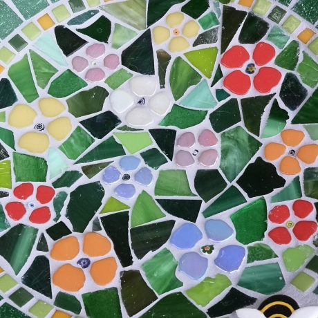 Beton Vogeltränke Mosaik Wasserschale Blumenwiese Biene