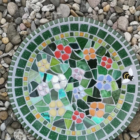 Beton Vogeltränke Mosaik Wasserschale Blumenwiese Biene