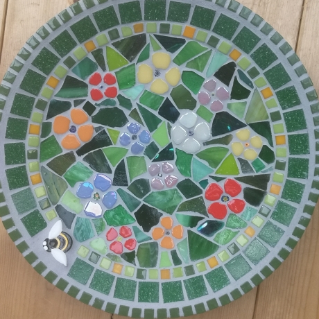 Beton Vogeltränke Mosaik Wasserschale Blumenwiese Biene