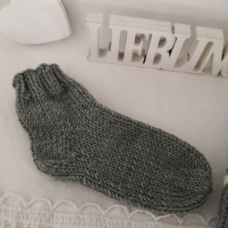 Set Babymütze Babysöckchen gestrickt Erstlingsausstattung