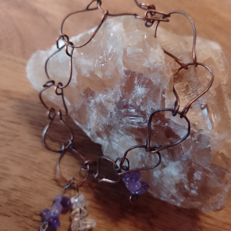 Armband aus Kupfer mit Charms aus Amethyst und Bergkristall