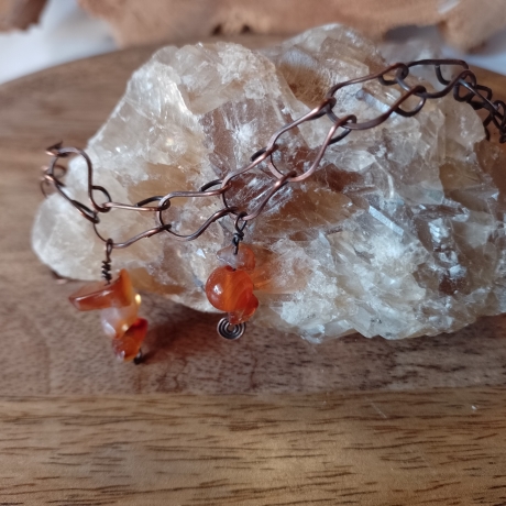 Armband aus Kupfer mit Charms aus Karneol