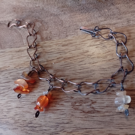 Armband aus Kupfer mit Charms aus Karneol