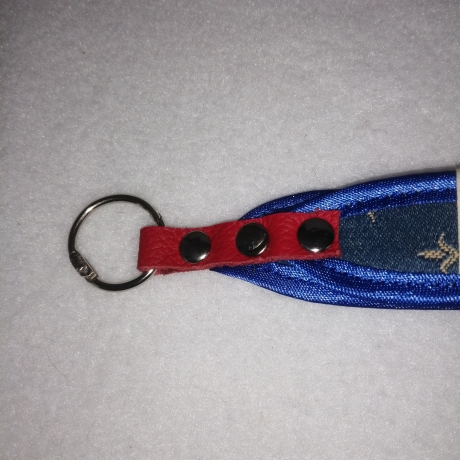 Handarbeit USB-Schlüsselanhänger Unikat blau rot Lilie robust