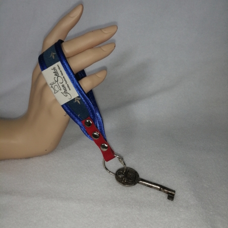 Handarbeit USB-Schlüsselanhänger Unikat blau rot Lilie robust