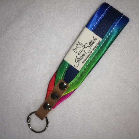 USB-Schlüsselanhänger Regebogen blau Kunstleder Handarbeit 3x13cm