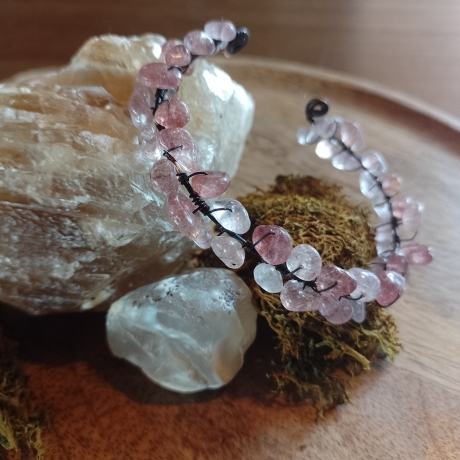 Armreif aus Kupfer mit Rosenquarz