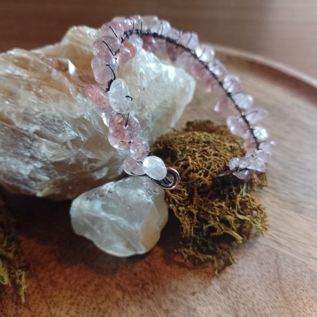 Armreif aus Kupfer mit Rosenquarz
