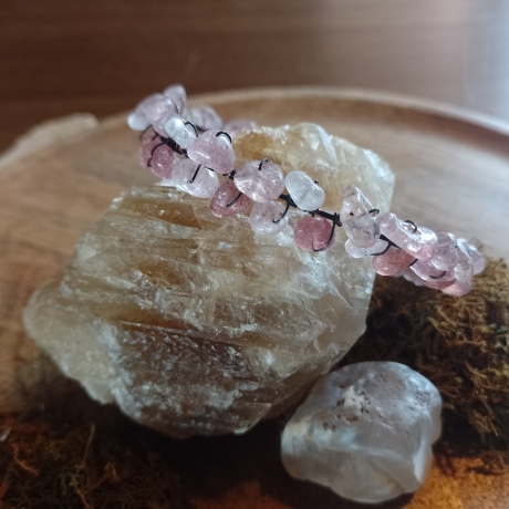 Armreif aus Kupfer mit Rosenquarz