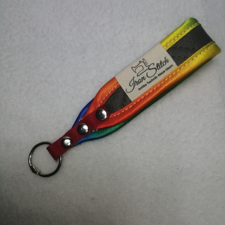 Handarbeit USB-Schlüsselanhänger Unikat regenbogen grau robust