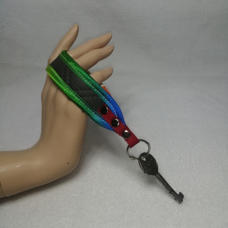 Handarbeit USB-Schlüsselanhänger Unikat regenbogen grau robust