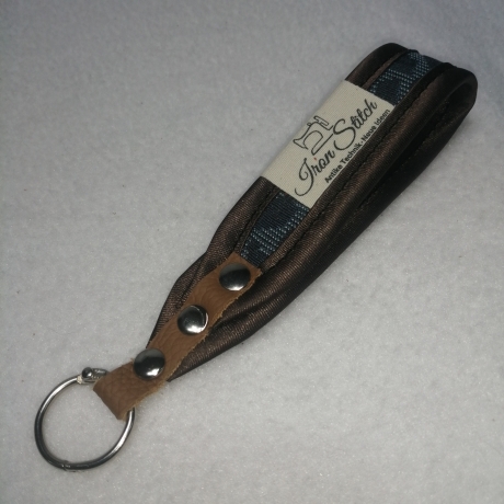 USB-Schlüsselanhänger grau braun Polsterstoff Handarbeit 3x13cm