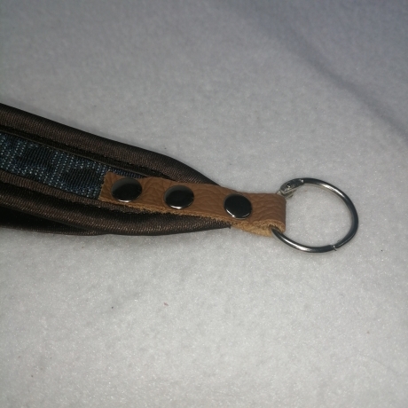 USB-Schlüsselanhänger grau braun Polsterstoff Handarbeit 3x13cm
