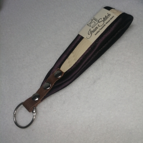 Handarbeit  USB- Schlüsselanhänger aubergine  beige Kunstleder
