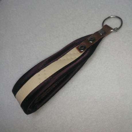 Handarbeit  USB- Schlüsselanhänger aubergine  beige Kunstleder