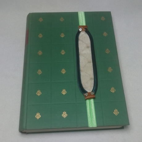 Lesezeichen für Jahrbuch Bildband weiß plüsch satin Upcycling