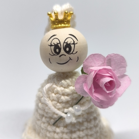 Weiße Herzensfigur mit Krone & rosa Rose, dekoratives Einzelstück