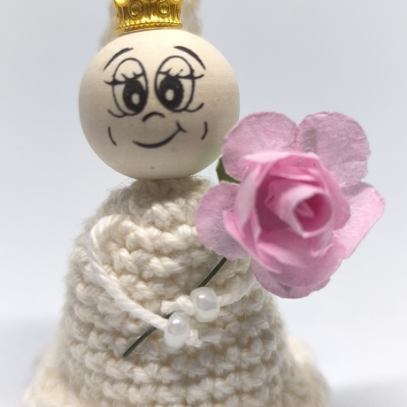 Weiße Herzensfigur mit Krone & rosa Rose, dekoratives Einzelstück