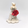 Weiße Herzensfigur mit Krone und roter Rose, handgemachtes Unikat