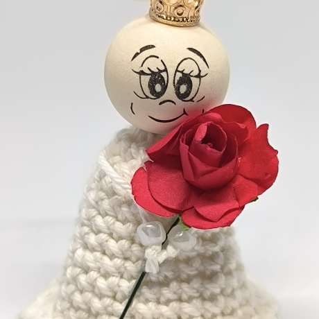 Weiße Herzensfigur mit Krone und roter Rose, handgemachtes Unikat