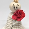 Weiße Herzensfigur mit Krone und roter Rose, handgemachtes Unikat