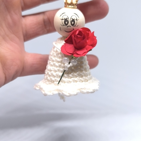 Weiße Herzensfigur mit Krone und roter Rose, handgemachtes Unikat