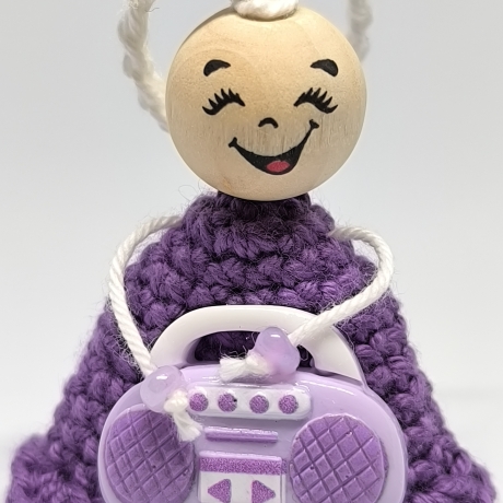 Herzensfigur - Musikfigur mit Radio – handgemachtes Unikat lila