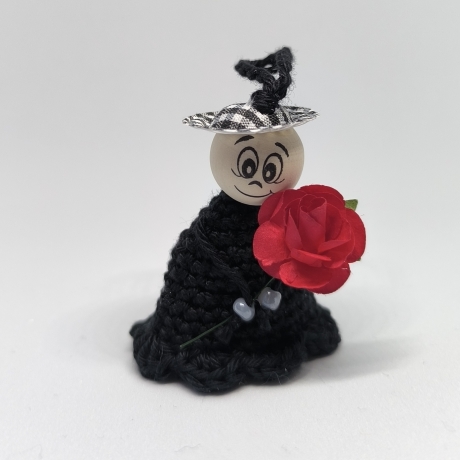 Herzensfigur: Schwarz gekleidete Dekofigur mit roter Rose, Unikat