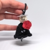 Herzensfigur: Schwarz gekleidete Dekofigur mit roter Rose, Unikat