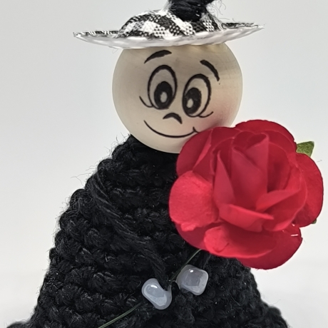 Herzensfigur: Schwarz gekleidete Dekofigur mit roter Rose, Unikat