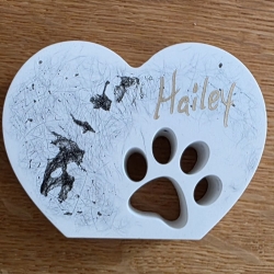 Erinnerungspfote stehend aus Giesskeramik mit Tierhaaren