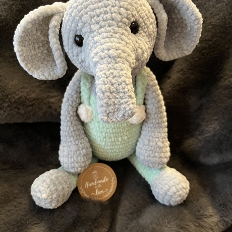 Kuscheltier Elefant Latzhose gehäkelt handmade Geschenk Amigurumi