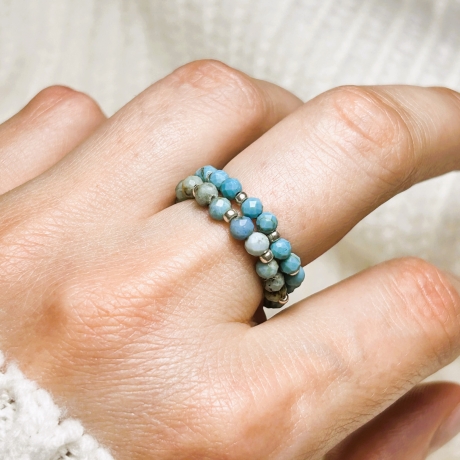 Flexibler Ring aus Magnesit hergestellt. Edelstein, Heilstein.