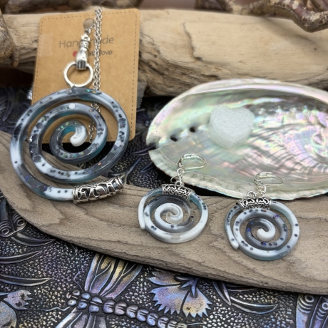 Handgefertigtes Schmuckset „Meereswirbel“  Spiralförmig Resin 