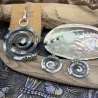 Handgefertigtes Schmuckset „Meereswirbel“  Spiralförmig Resin 