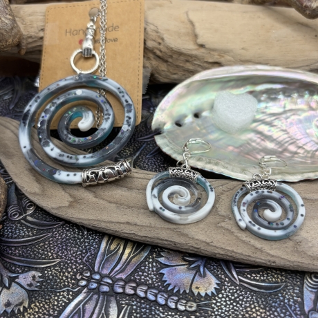 Handgefertigtes Schmuckset „Meereswirbel“  Spiralförmig Resin 