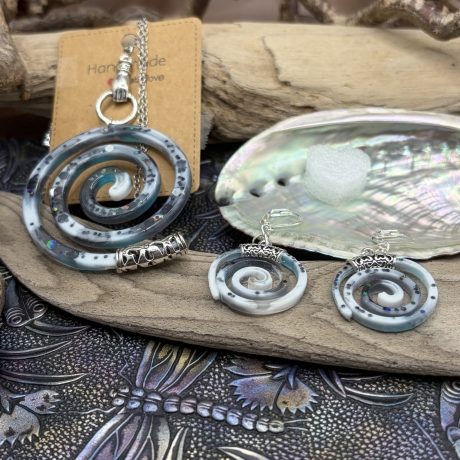 Handgefertigtes Schmuckset „Meereswirbel“  Spiralförmig Resin 