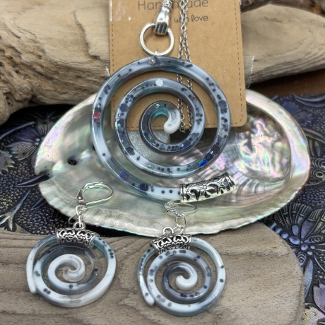 Handgefertigtes Schmuckset „Meereswirbel“  Spiralförmig Resin 