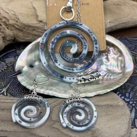 Handgefertigtes Schmuckset „Meereswirbel“  Spiralförmig Resin 