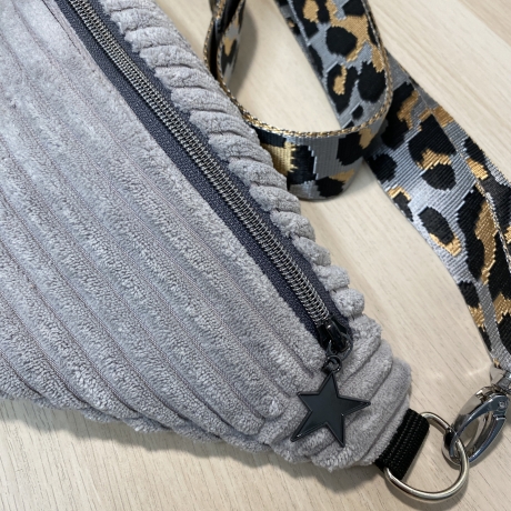 Handmade Bauchtasche Crossbodybag Cord grau Leo Reißverschluss 